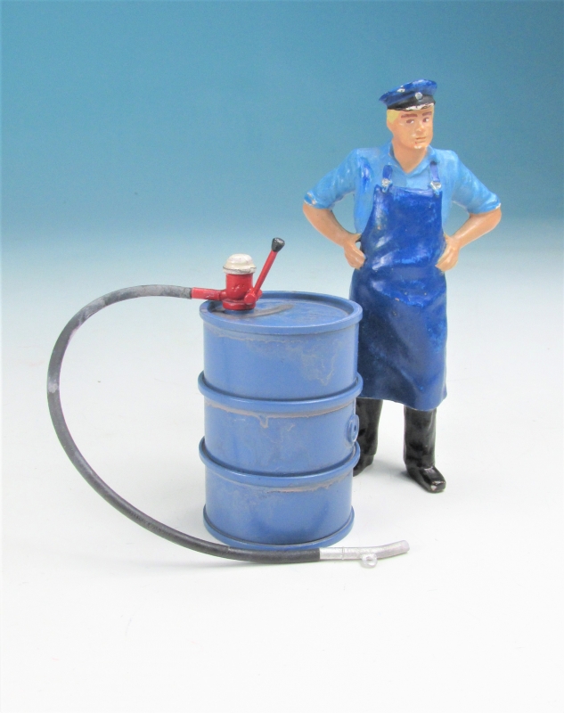59600 F – Stehendes Ölfass (blau) mit Pumpe im Maßstab 1:22,5